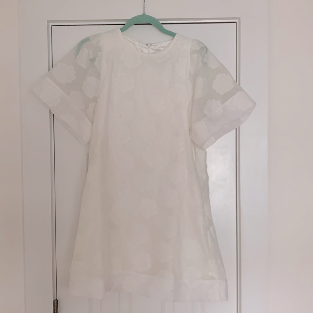 White short sleeve dress with floral accent pattern. Lulu’s size Small